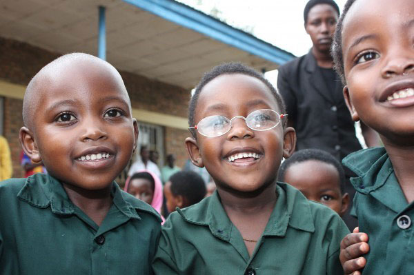 Afrikanische Kinder mit Brille