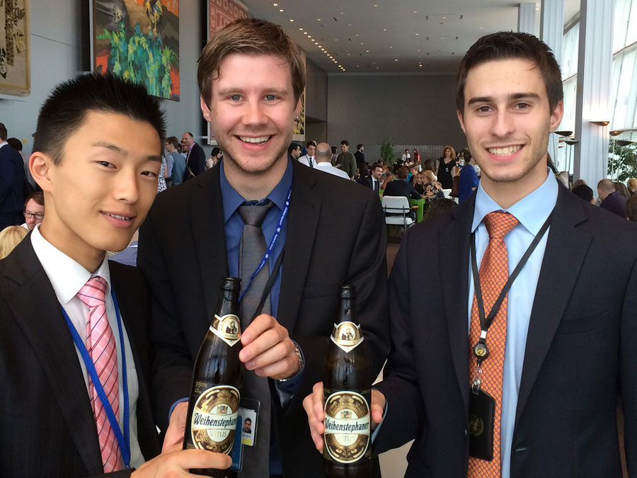 Anstoßen in New York mit Weihenstephaner: UN-Jugenddelegierter Rupert Heindl (Mitte) mit Hirotaka Koike aus Japan (links) und Brandon Schwartz aus den USA (rechts). (Foto: Rupert Heindl)