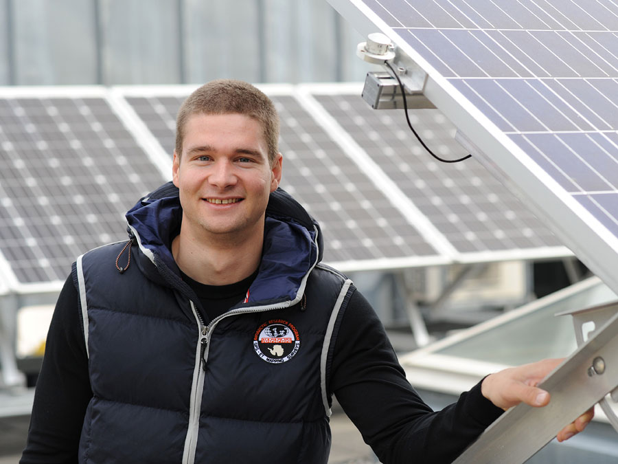 Bachelorarbeit über Photovoltaik: Johannes Lochner gehört zur deutschen Bobfahrer-Elite und studiert Elektrotechnik an der TU München. (Foto: Maren Willkomm)