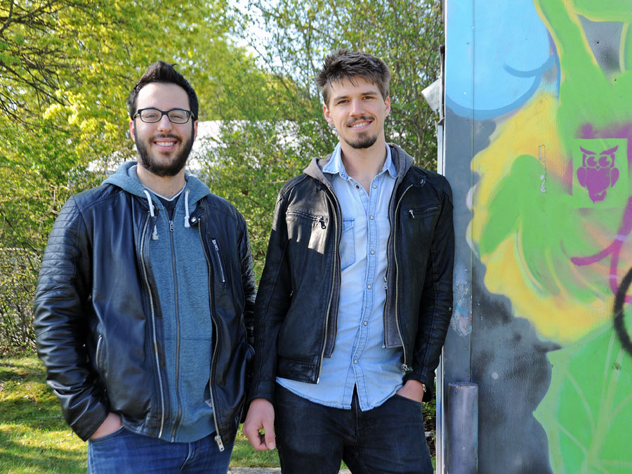 Sports, German courses, music, excursions and cooking: Philipp Barabas (left) and Marwin Gihr want to help people at a refugee shelter near their student dorm. (Photo: Maren Willkomm)