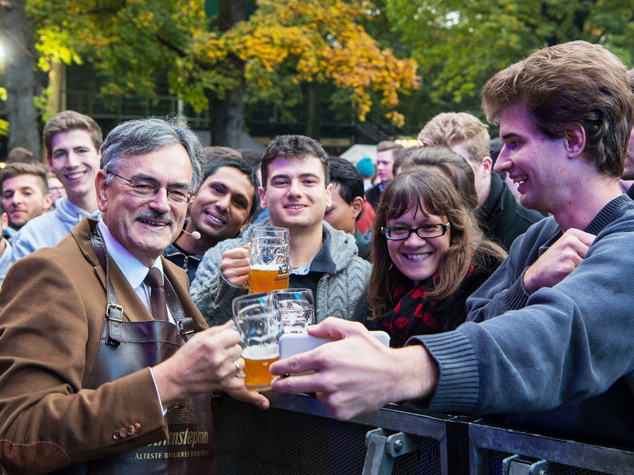An all-time high: A total number of about 40,000 students are currently enrolled at TUM. President Wolfgang A. Herrmann (left) welcomes the “freshers”. (Photo: Andreas Heddergott)