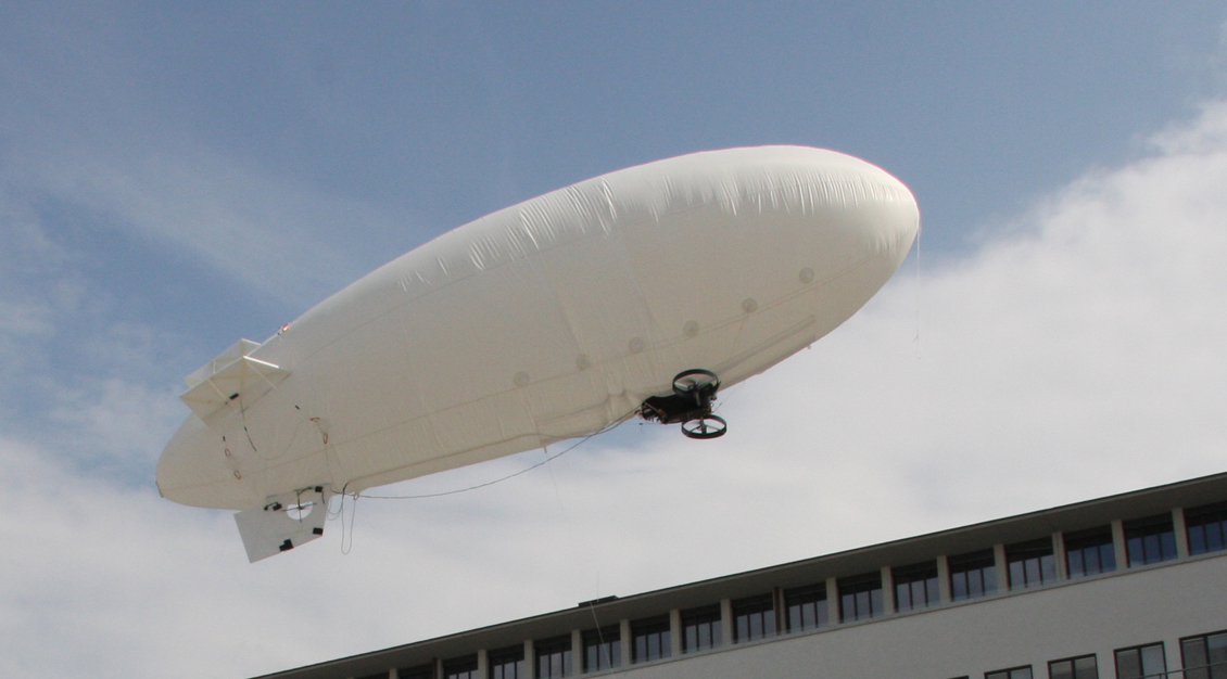 Zeppelin hoch über dem Innenhof