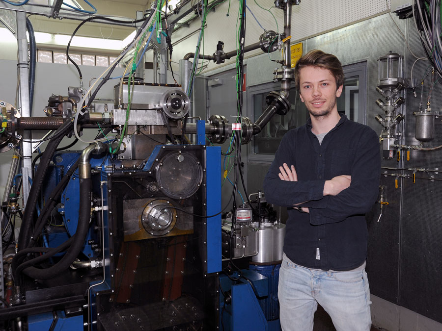 Single-cylinder engines and gourmet cooking: Michael Reich, a Master’s student at TUM, feels at home in both worlds. He can call himself “Amateur Chef of the Year 2015”. (Photo: Maren Willkomm)