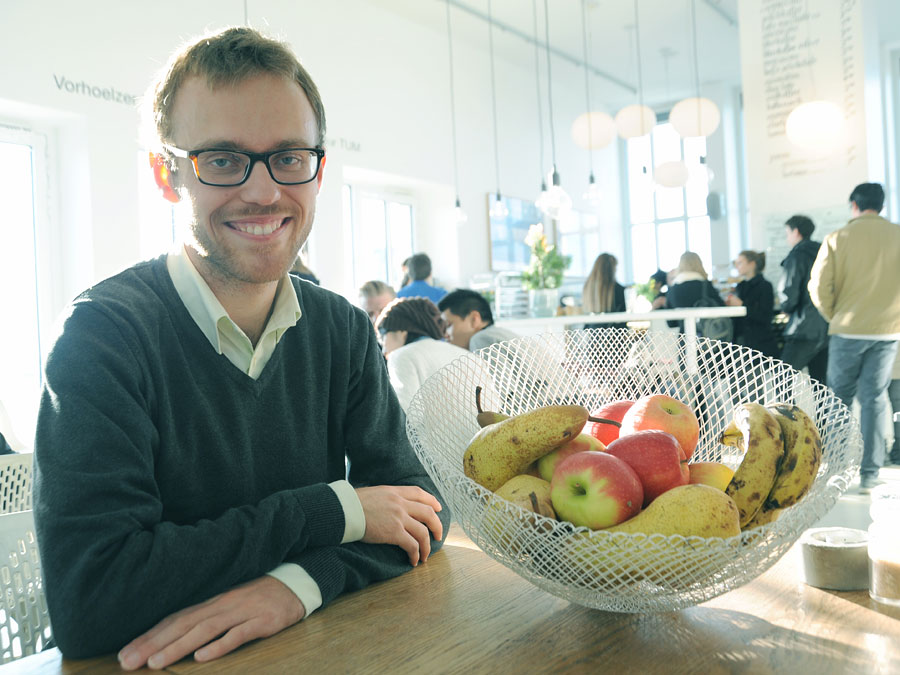 Veganer Simon Rieß hat mit Kommilitonen der TUM ein Kochbuch geschrieben. (Foto: Maren Willkomm)