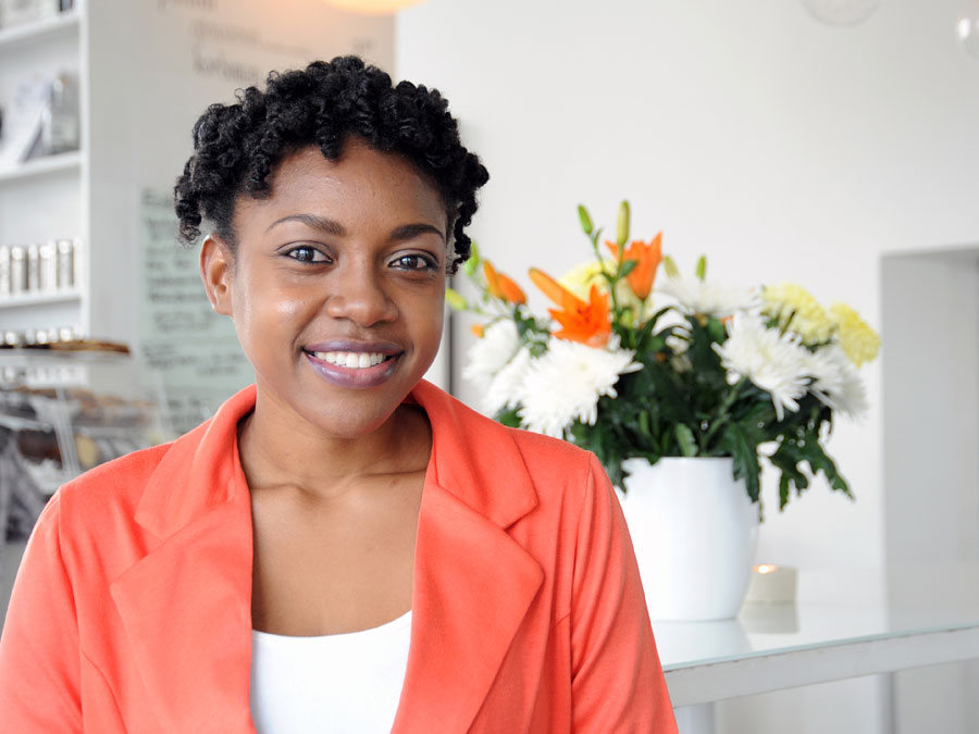 Voluntary commitment: TUM student Vanessa Woods from Jamaica works at the clothes store of the  diakonia in Munich. (Photo: Maren Willkomm)