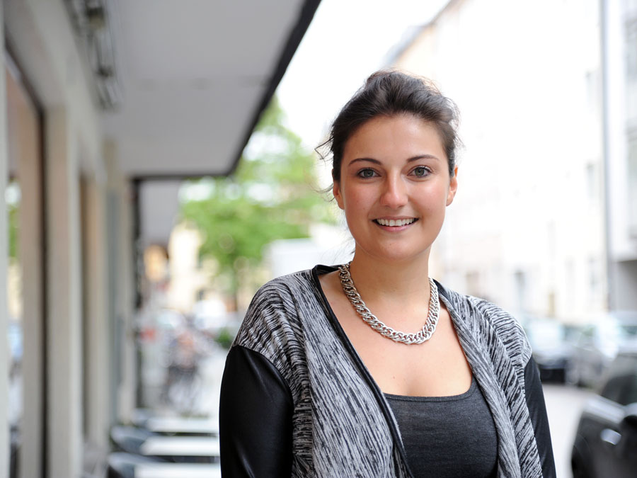 Vor dem Tod keine Angst haben: Verena Heinrich studiert Medizin an der TUM und engagiert sich bei "Hospiz macht Schule". (Foto: Maren Willkomm) Vor dem Tod keine Angst haben: Verena Heinrich studiert Medizin an der TUM und engagiert sich bei "Hospiz macht Schule". (Foto: Maren Willkomm)