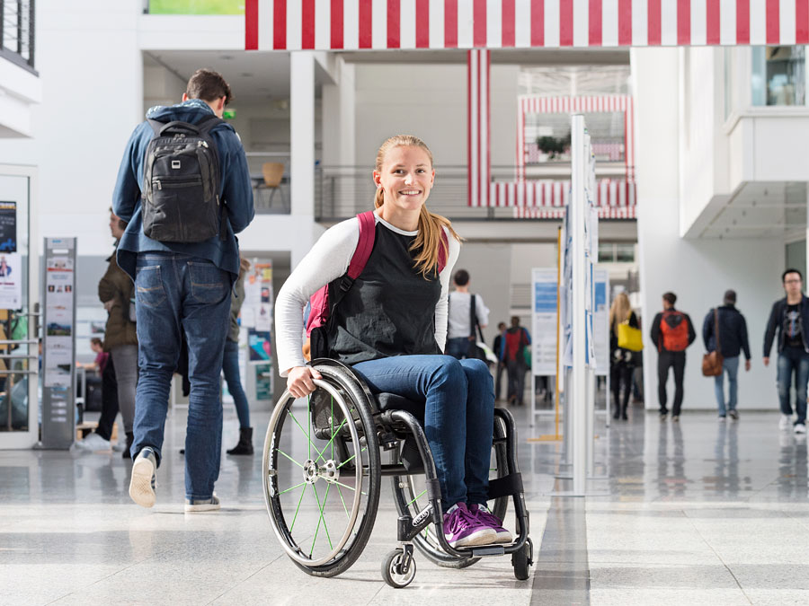 At TUM, it is possible to manage both competitive sports as well as a course of studies: Laura Fürst won a silver medal at the Paralympics 2016. (Photo: Uli Benz)