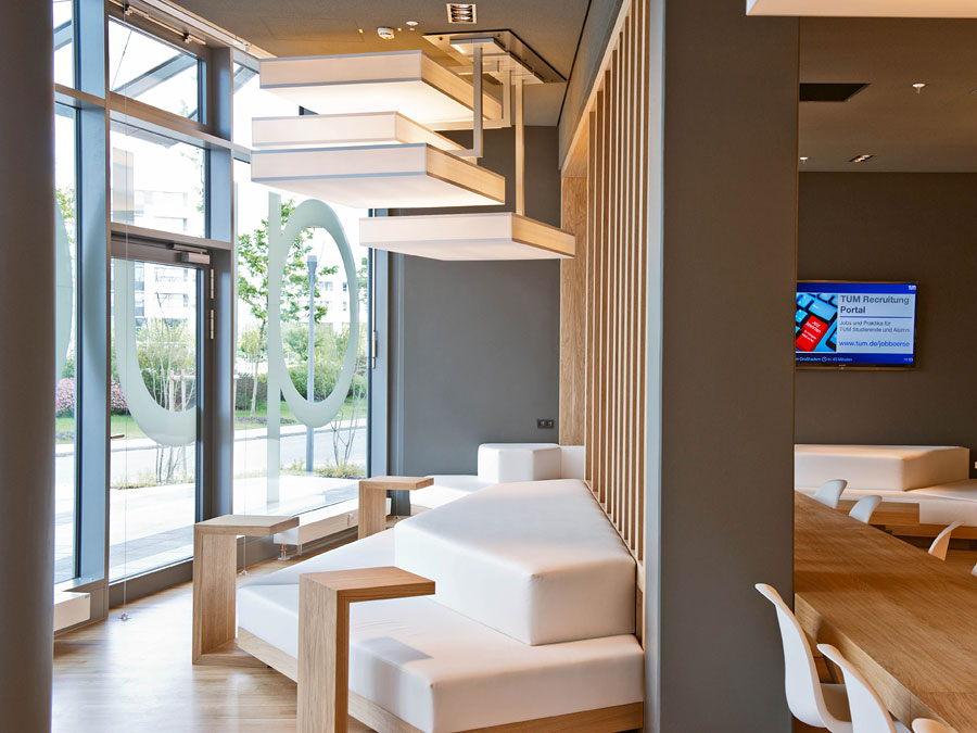 Niemand in der Quantum-Lounge am Campus Garching-Hochbrück? Hilfe gibt's durch das Lernraummanagement. (Foto: Andreas Heddergott) Niemand in der Quantum-Lounge am Campus Garching-Hochbrück? Hilfe gibt's durch das Lernraummanagement. (Foto: Andreas Heddergott)