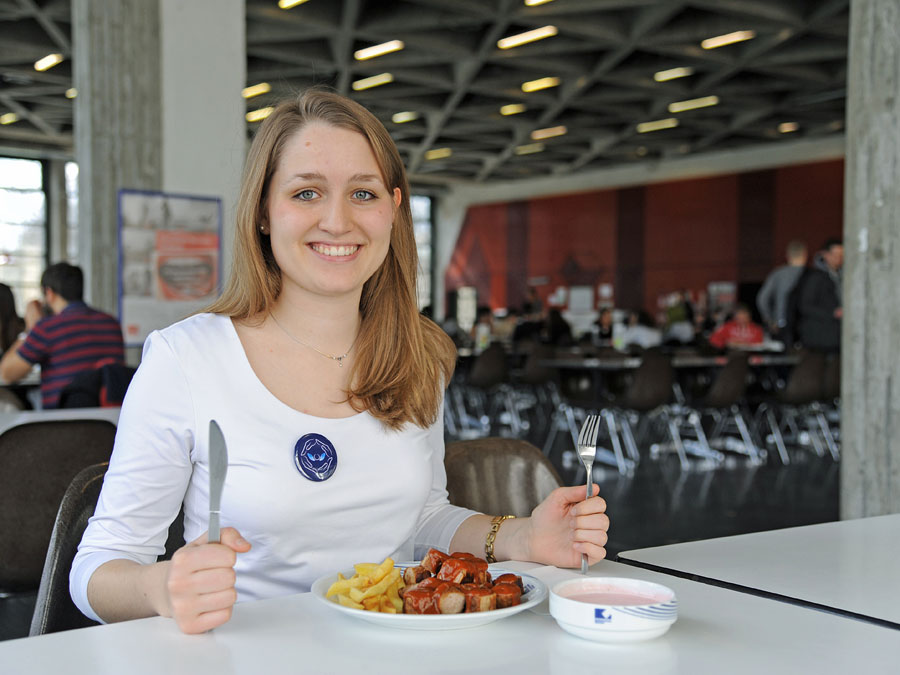Tasting: Marlies Köpke of zusammen.sammeln and her team are organizing a fundraising campaign in Munich’s cafeterias on May 19, 2015. (Photo: Maren Willkomm)
