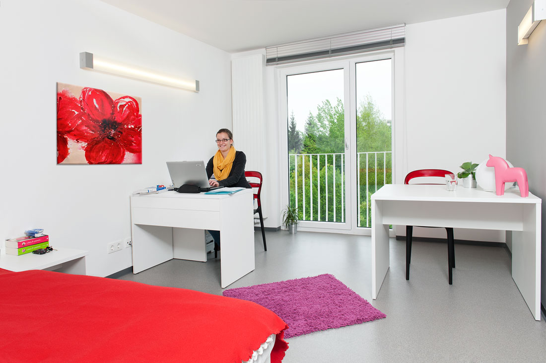 Studentin in Wohnheimzimmer