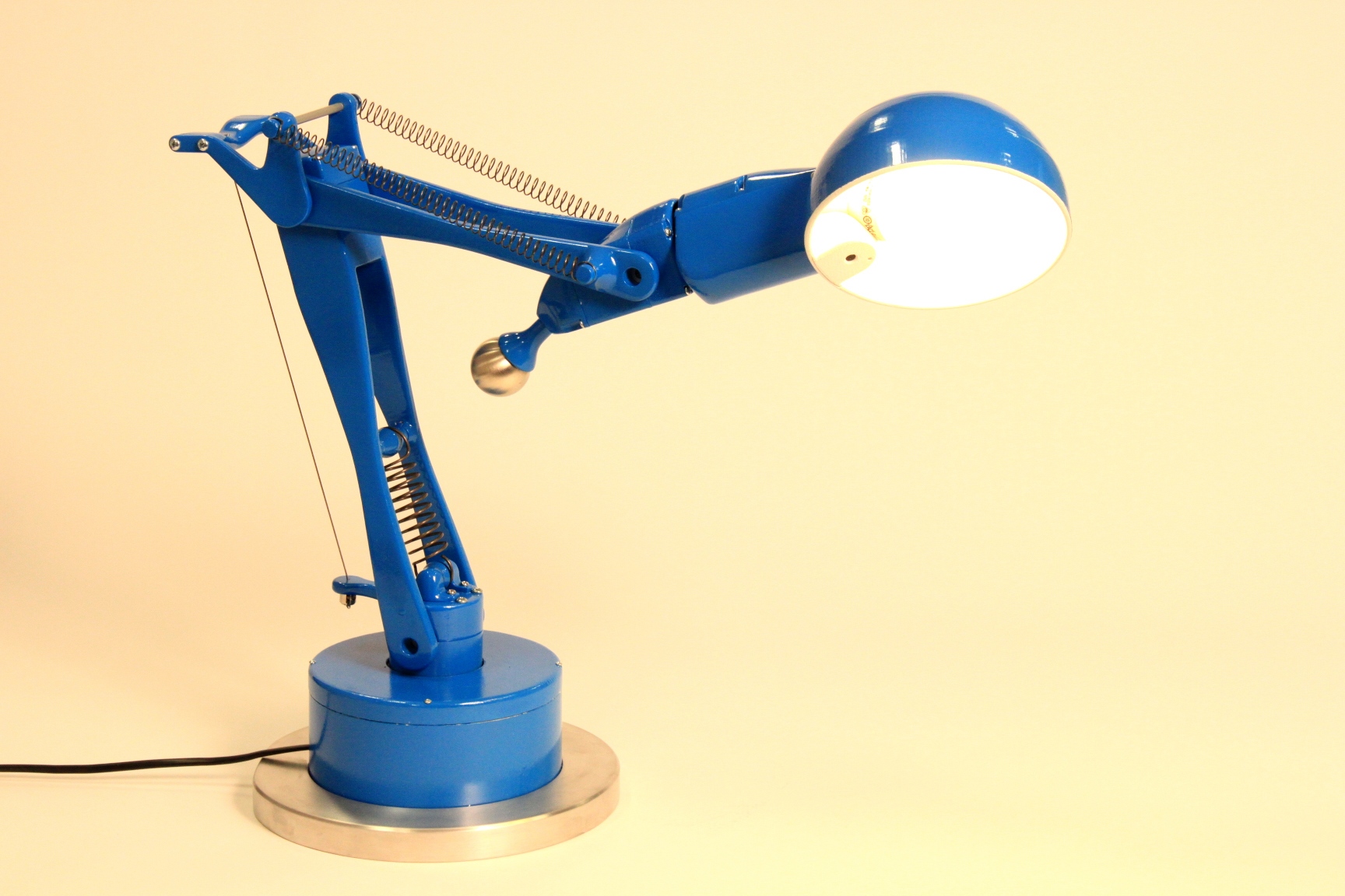 Blaue Lampe Gertie von Fabian Gerlinghaus
