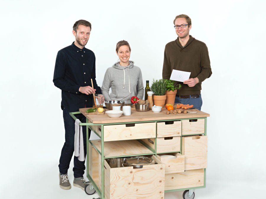 Gemeinsam Speisen zubereiten und essen: Die TUM-Studis Marco Kellhammer, Constanze Buckenlei und Moritz von Ulardt (v.l.n.r.) haben einen Kochwagen designt. (Foto Uli Benz)