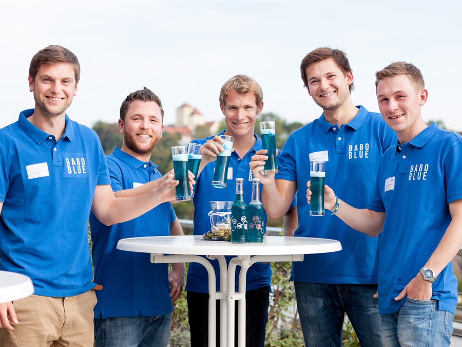Na, dann Prost! Das Team BABO Blue um Robin Stein (2.v.l.) braut ein blaues Biermixgetränk. (Foto: BABO Blue)