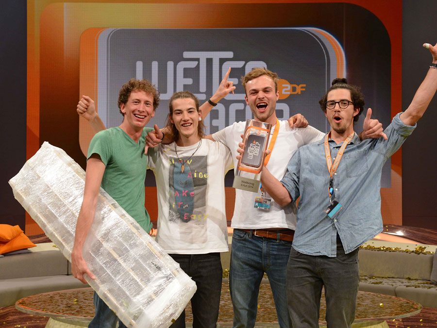 Victory: A surfboard made of plastic bottles. Benedict Sanftl and his teammates Benedict Beller, Dennis Hechtl and Leander Holz (from left to right) at "Wetten, dass ...?" (Photo: ZDF/Sascha Baumann)