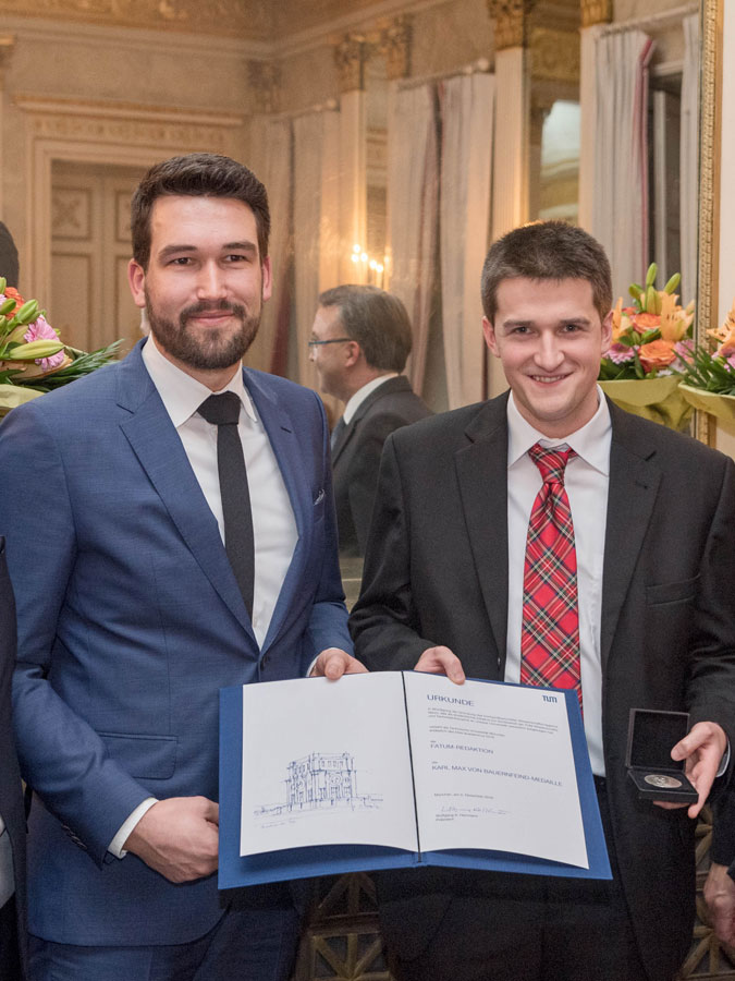 Karl Max von Bauernfeind-Medaille für die Macher des Magazins fatum: Die Redakteure Patrick Georg (links) und Samuel Pedziwiatr (rechts). (Foto: Andreas Heddergott)