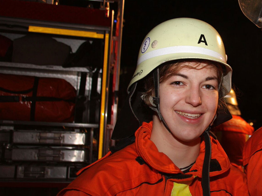 In voller Einsatzmontur: TUM-Studentin Jacqueline Wagner ist bei der Freiwilligen Feuerwehr. (Foto: Freiwillige Feuerwehr Neufahrn)