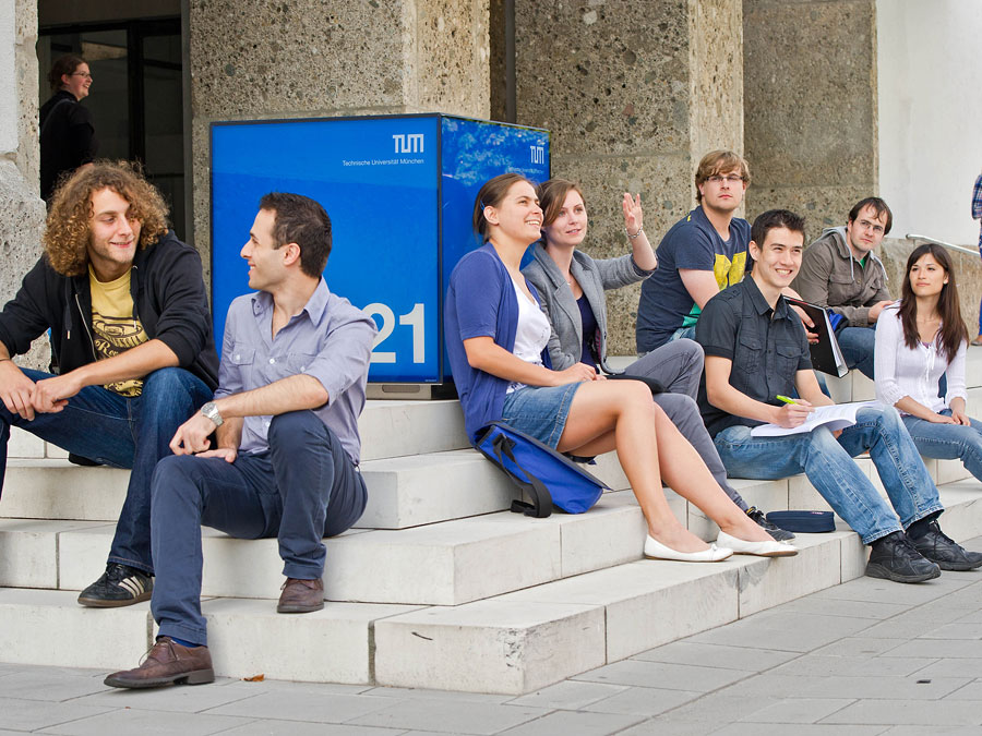 Willkommen an der TU München: Der neue Guide bietet hilfreiche Tipps für die ersten Schritte. (Foto: Andreas Heddergott)