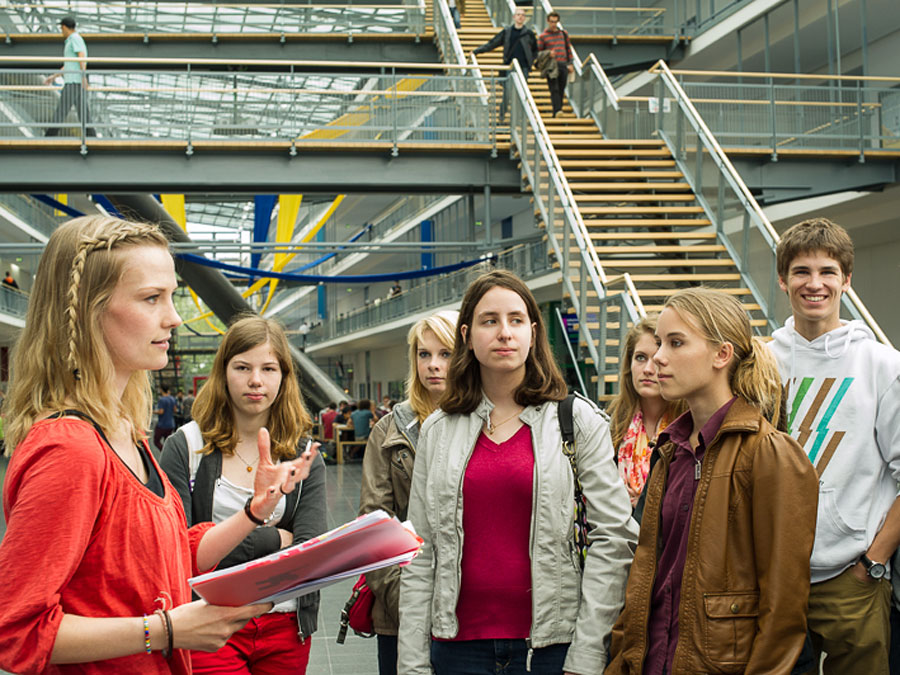ExploreTUM: Studis der TU München helfen Schülern, das richtige Studienfach zu finden. (Foto: Astrid Eckert)