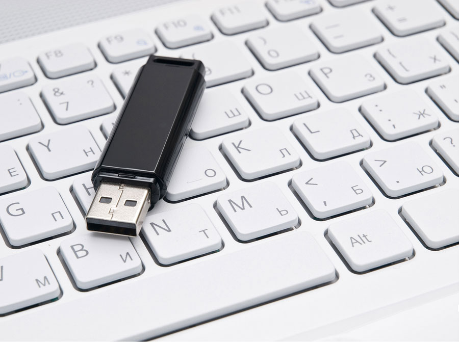 USB-Stick auf Tastatur