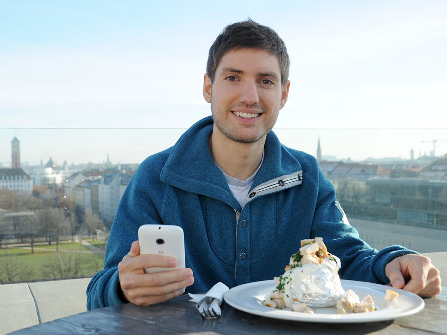 Software-Entwickler mit Appetit auf Gesundes: Johannes Ziegltrum schreibt an der TUM seine Masterarbeit. (Foto: Maren Willkomm)