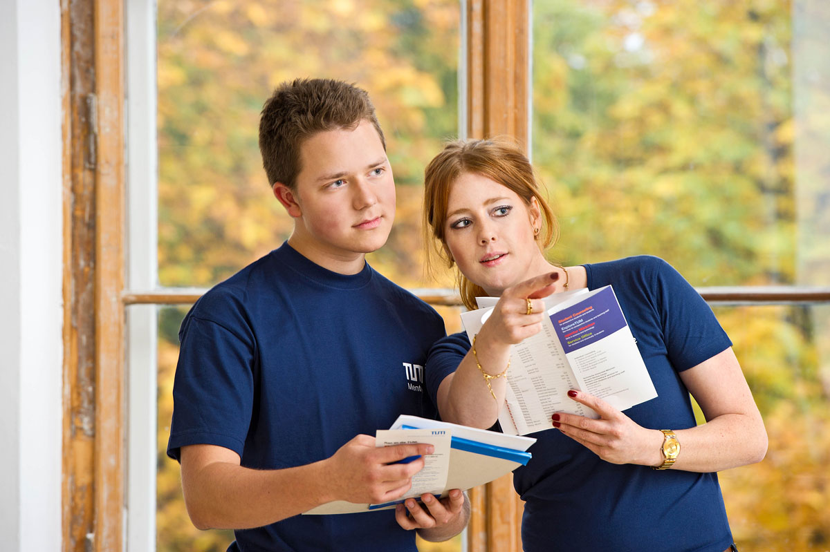 Studentin mit Schüler