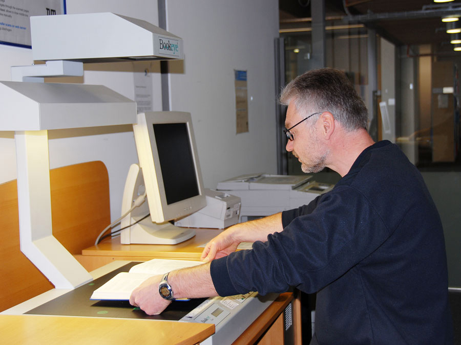 Lieferservice dokumenTUM: Ein Mitarbeiter der Universitätsbibliothek scannt einen Zeitschriftenartikel. (Foto: Ina Gneupel/Universitätsbibliothek der TUM)