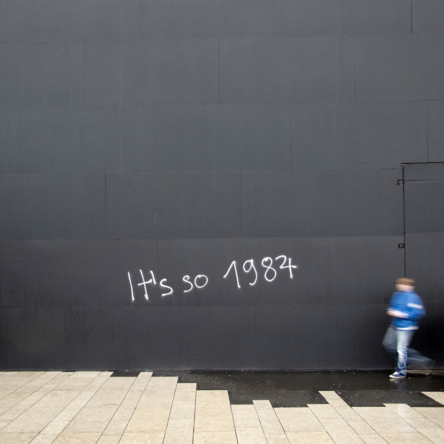 Schriftzug auf Wand "It's so 1984"