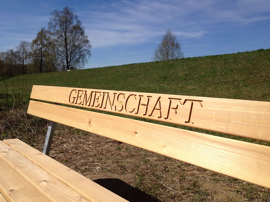 Invites you to stay: A bench at the "Meditative Isarweg" along the riverbanks in Freising! (Photo: Jonas Bellingrodt)