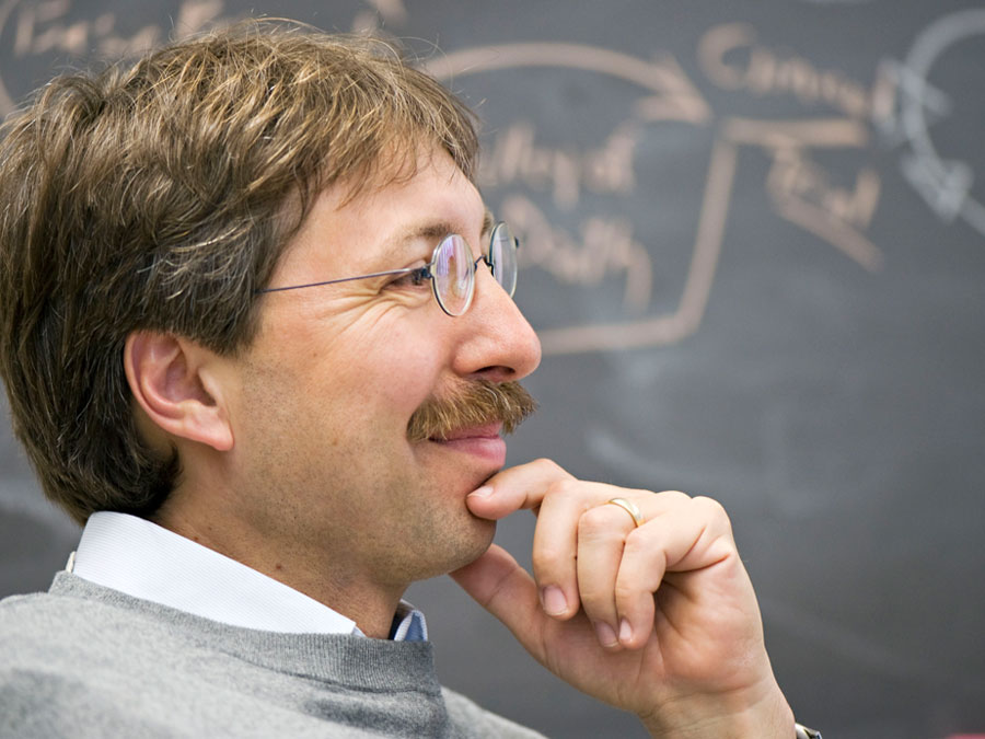 Prof. Dirk Busch, Professor for Medical Microbiology, Immunology and Hygiene at TUM, and his colleagues from Italy and the US already used T cell therapies successfully in clinical trials. (Photo: A. Eckert / TUM)