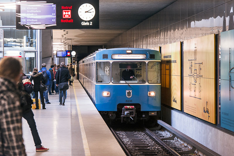 Menschen warten auf einfahrende U-Bahn Menschen warten auf einfahrende U-Bahn