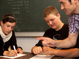 Schülerin und Schüler beim Lernen.