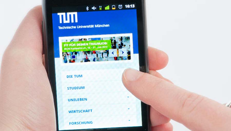 The new www.tum.de on a smartphone. (Photo: Benz / TUM)