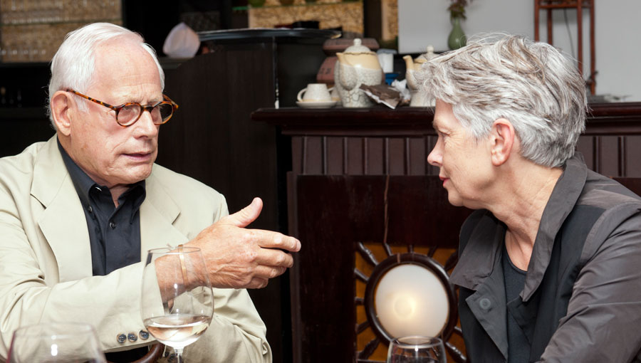 Prof. Dieter Rams und die Dekanin der Architektur-Fakultät, Prof. Sophie Wolfrum, im Gespräch. (Bild: Uli Benz) Prof. Dieter Rams und die Dekanin der Architektur-Fakultät, Prof. Sophie Wolfrum, im Gespräch. (Bild: Uli Benz)