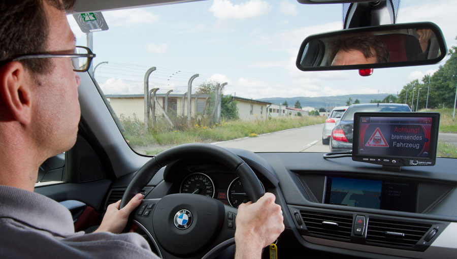 Noch bevor der Fahrer die Vollbremsung des vorausfahrenden Autos wahrnehmen kann, wird er vom simTD-System gewarnt. (Bild simTD)