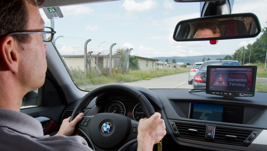 Noch bevor der Fahrer die Vollbremsung des vorausfahrenden Autos wahrnehmen kann, wird er vom simTD-System gewarnt. (Bild simTD) Noch bevor der Fahrer die Vollbremsung des vorausfahrenden Autos wahrnehmen kann, wird er vom simTD-System gewarnt. (Bild simTD)
