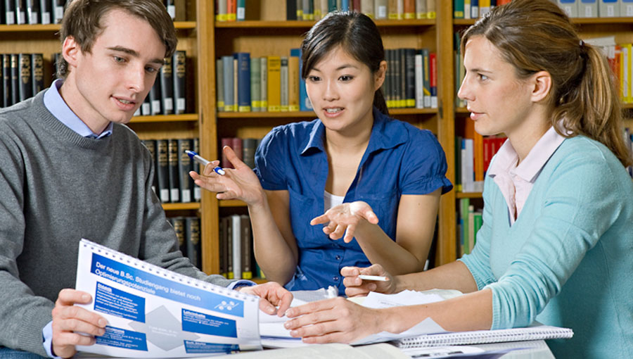 Vom Post Doc zum Full Professor - die TUM bietet jungen Forschern diese Chance. (Bild: Eckert / TUM)