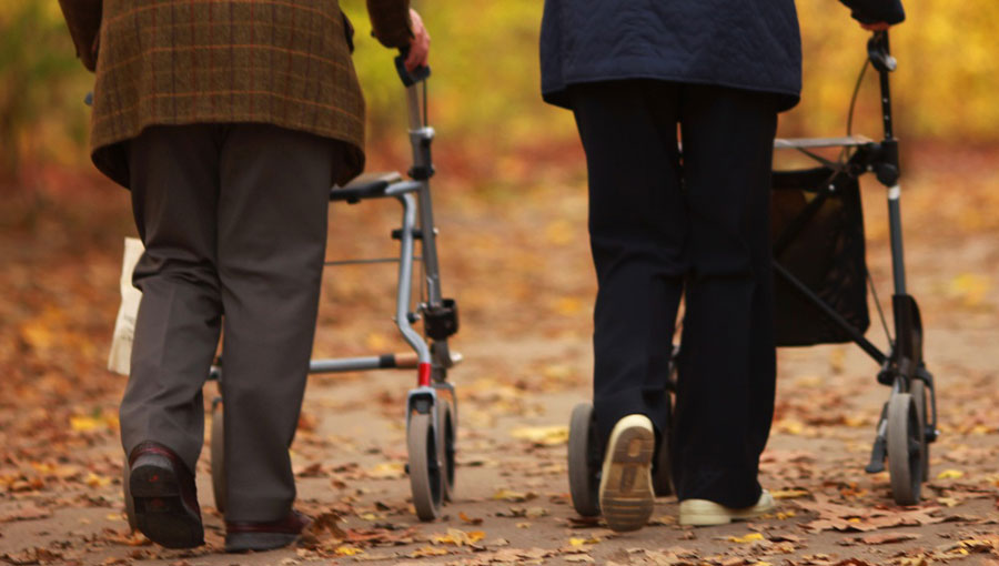 Nur zwei Rollatoren? Künftig könnten dies wichtige Elemente eines Mobilitätssystems sein. (Bild: Peter Atkins - Fotolia.com)