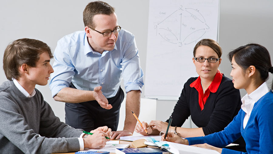 Prof. Gunther Friedl, Dean of the TUM School of Management, with students. (Photo: A. Eckert / TUM)