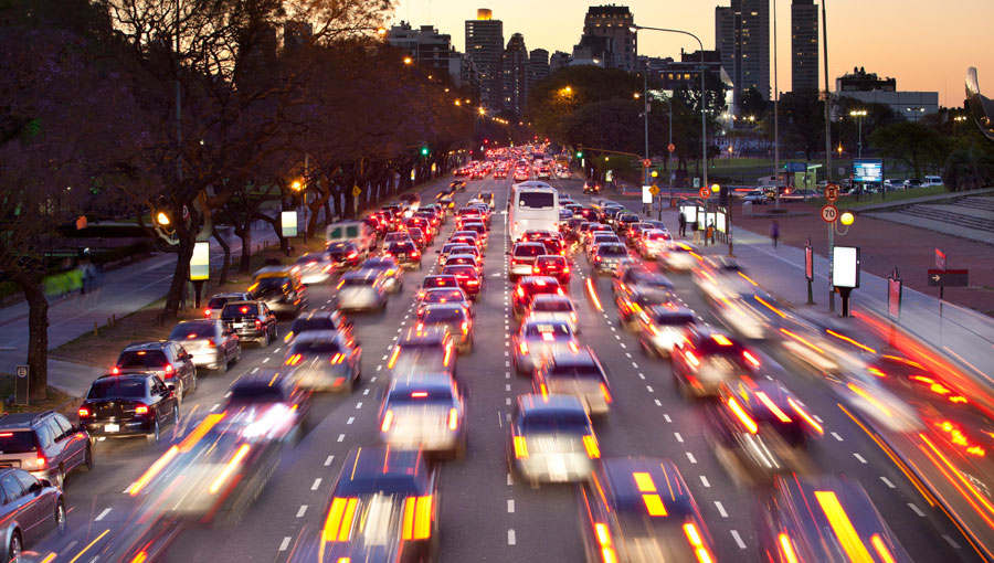 Safely through the city despite the stress, thanks to new driving assistants (Photo: Ralf Hettler / istcokphoto)