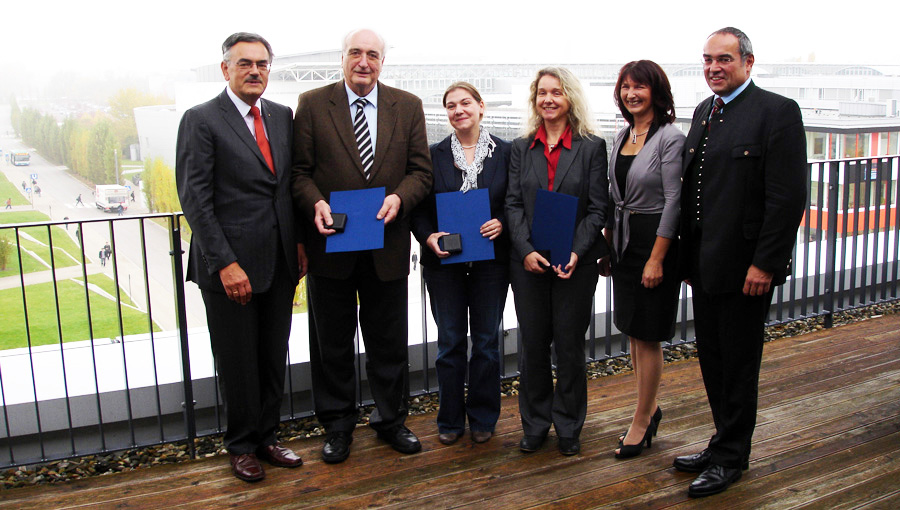 TUM-Präsident Prof. W.A. Herrmann, die drei mit der August Föppl-Medaille ausgezeichneten Ausbilder Josef Heinrich, Dr.-Ing. Martine Gastl und Prof. Brigitte Helmreich sowie Monika Partsch, Leiterin des AuTUM und TUM-Kanzler Albert Berger.