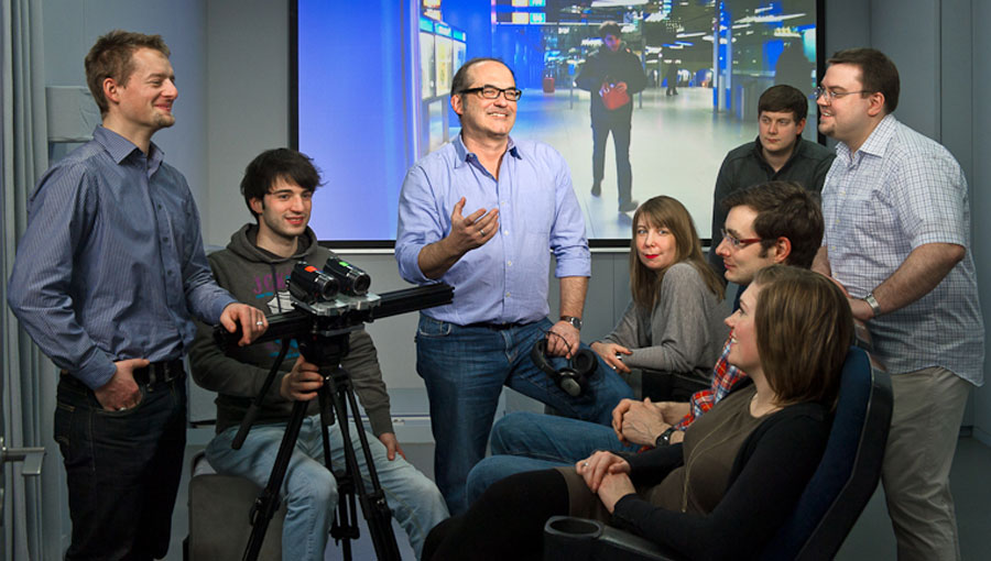 Mit Freude im Seminar: Prof. Klaus Diepold mit Studierenden. (Bild: A. Heddergott / TUM)