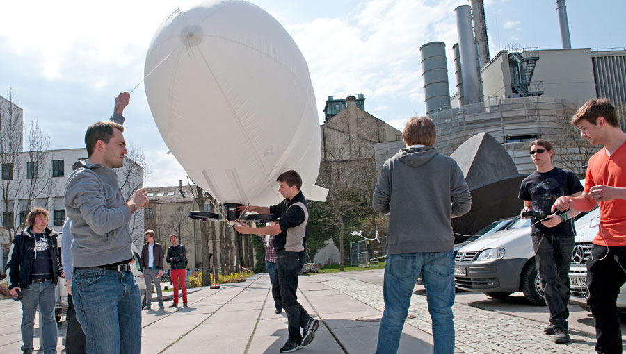 Finanziert aus Studienbeiträgen: Elektrotechnikstudierende bauen den Zeppelin "Daedalus". (Bild: U. Benz / TUM) Elektrotechnikstudierende bauen den Zeppelin "Daedalus".