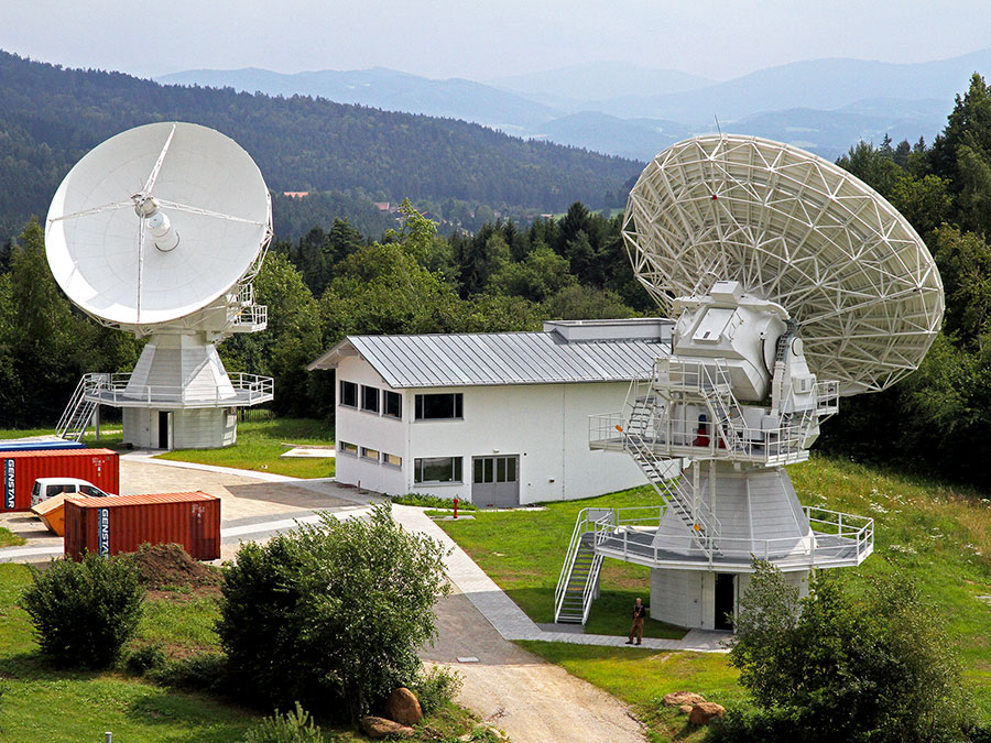 Die neuen TWIN-Teleskope des Geodätischen Observatoriums in Wettzell, Foto: Dr. Alexander Neidhardt, TUM Die neuen TWIN-Teleskope des Geodätischen Observatoriums in Wettzell