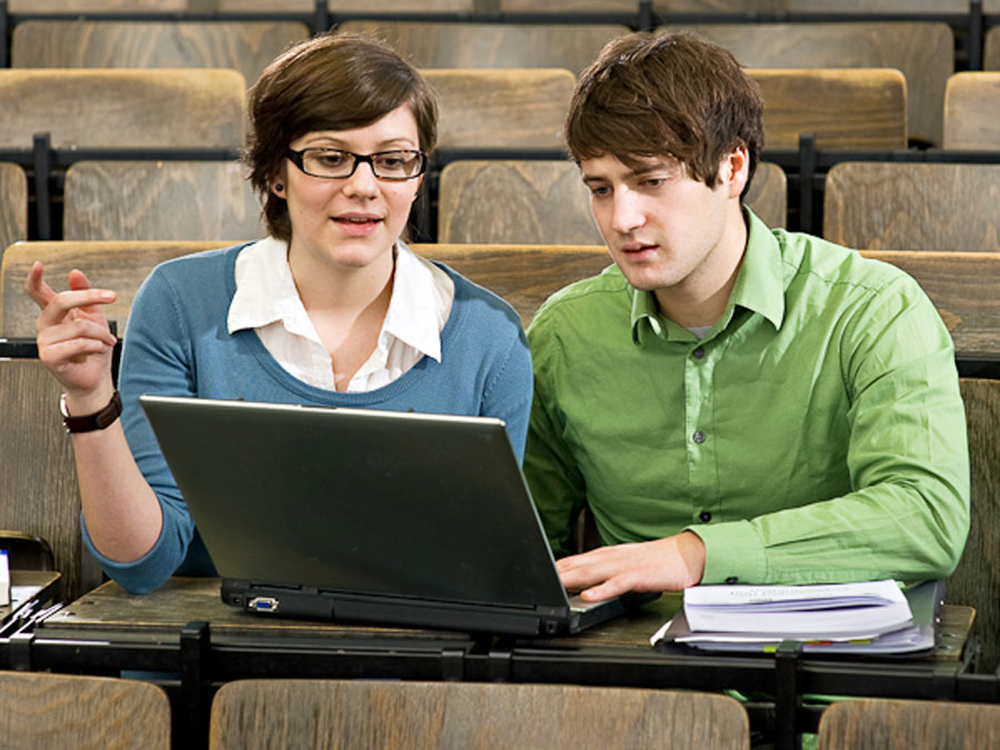 Studentin und Student im Hörsaal.