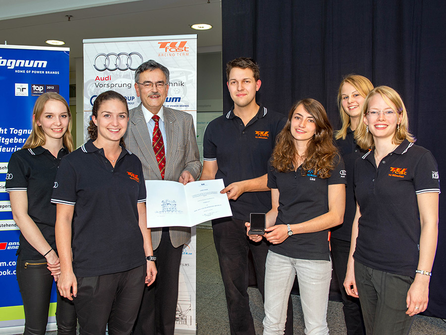 TUM-Präsident Herrmann, Bastian Behrens und die Mitarbeiterinnen des TUfast-Teams, Julia Decker, Nicole Ebenhoech, Lisa Kugler, Jessica Steck und Kathrin von Berg (vlnr) - Bild: A. Heddergott/TUM