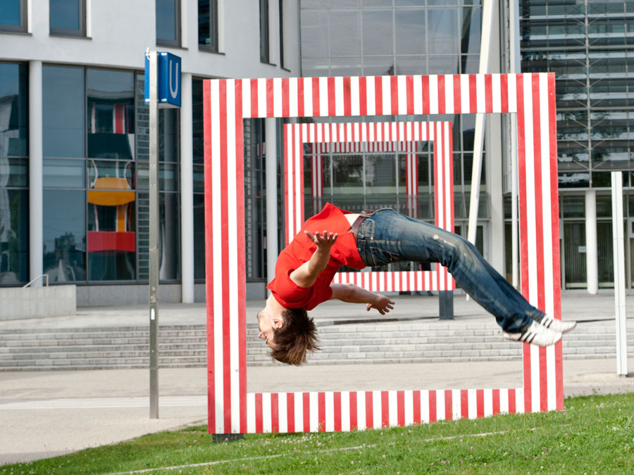 Ein Mann schlägt einen Salto rückwärts.