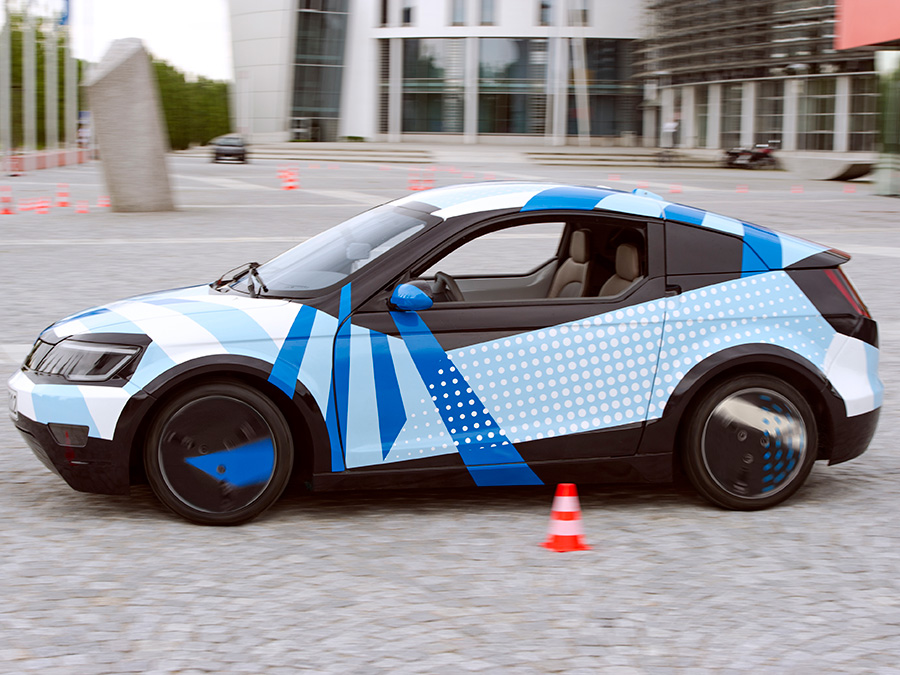 Visio.M drives remotely controlled in front of the the faculty of Mechanical Engineering – Photo: Andreas Heddergott / TUM Visio.M drives remotely controlled in front of the the faculty of Mechanical Engineering – Photo: Andreas Heddergott / TUM