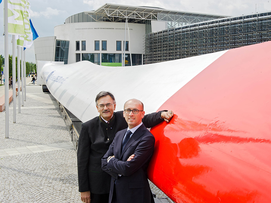 TUM-Präsident Prof. W. A. Herrmann mit Prof. Dr. Carlo Bottasso vom Lehrstuhl für Windenergie der TUM - Foto: Andreas Heddergott / TUM