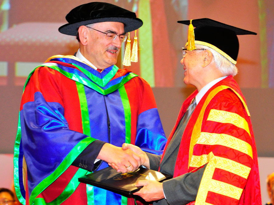 Singapore President Tony Tan Keng Yam congratulates Prof Wolfgang A. Herrmann on his honorary doctorate.