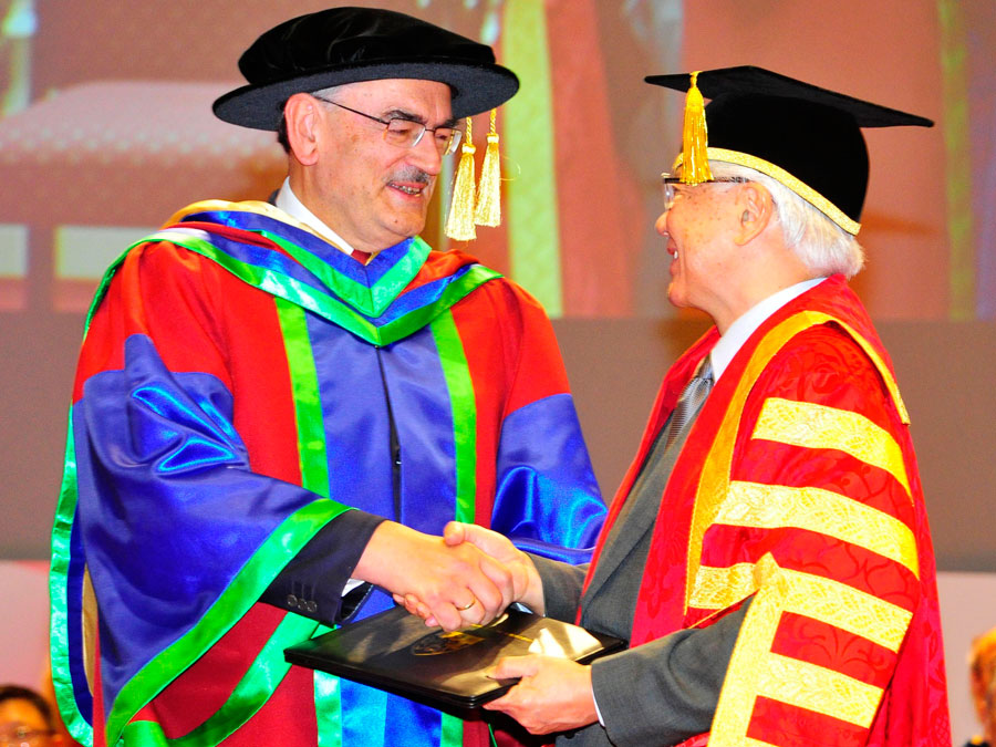 Singapore President Tony Tan Keng Yam congratulates Prof Wolfgang A. Herrmann on his honorary doctorate. (Photo: NTU) Singapore President Tony Tan Keng Yam congratulates Prof Wolfgang A. Herrmann on his honorary doctorate.